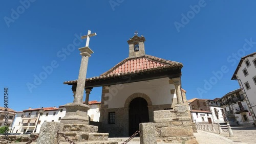 Cruz de piedra y ermita del Humilladero en la hermosa villa de Candelario, España photo