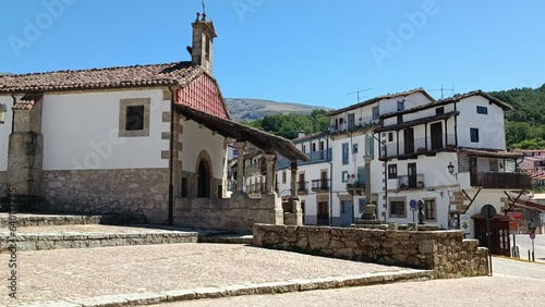 Ermita del Humilladero del siglo XVI y arquitectura tradicional de la hermosa villa de Candelario, España photo