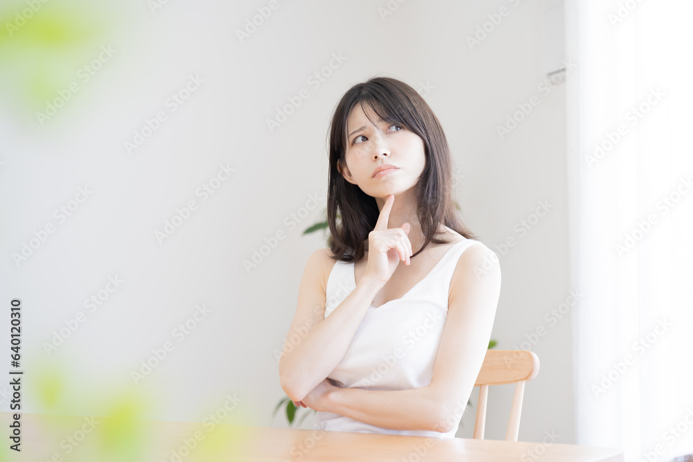 考える日本人女性 考える日本人女性