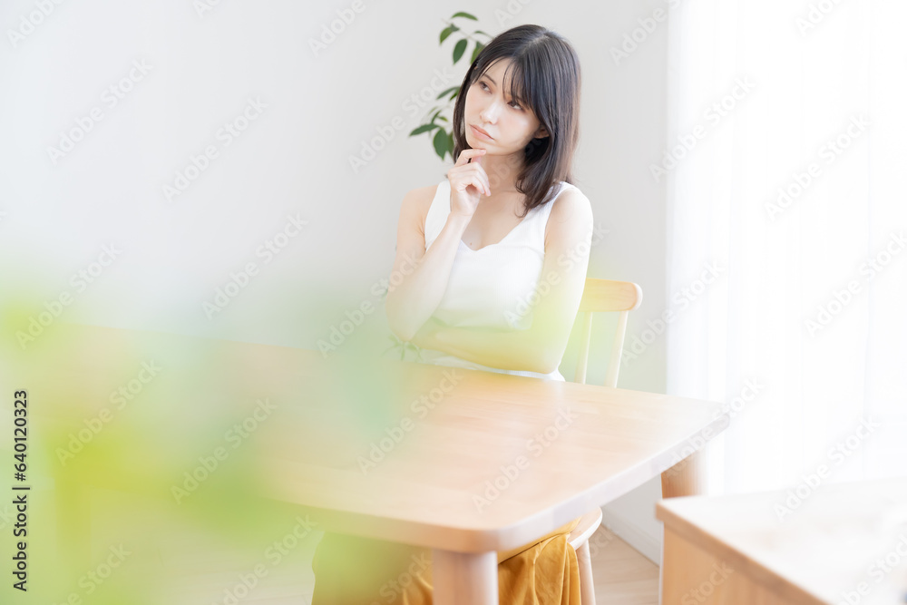 考える日本人女性