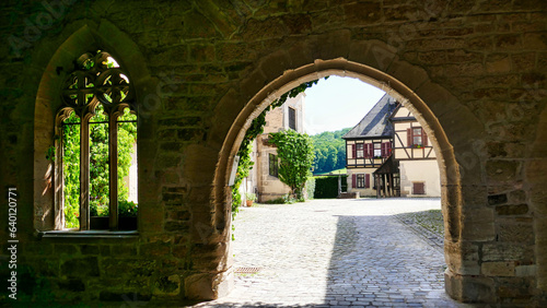 Blick durch einen Torbogen in das Kloster Bebenhausen im Sch  nbuch