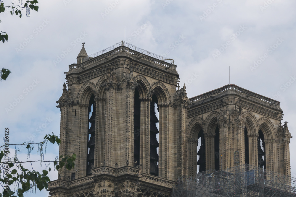 Obraz premium view of notre dame cathedral