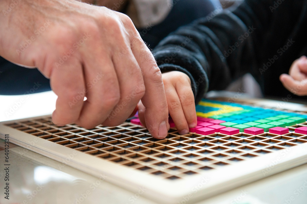 mains d'enfant et adulte sur un jeu de construction mains d'enfant et adulte sur un jeu de construction