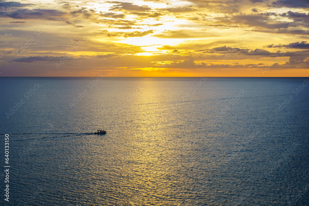 Naklejka premium Beautiful sunset above the sea