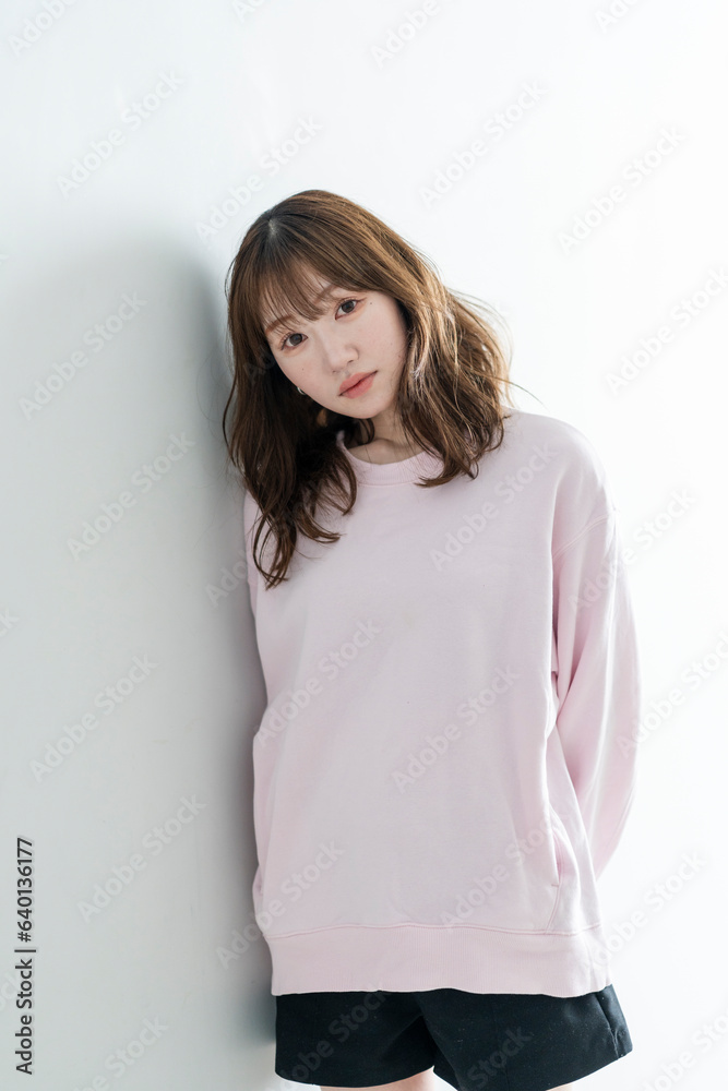 チャーミングでアンニュイな女性 チャーミングでアンニュイな女性