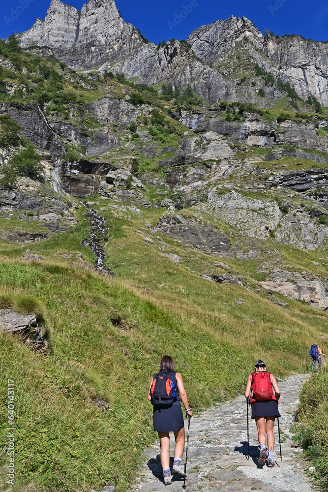 Escursioniste sulla salita verso il Parco Naturale Alpe Veglia e Alpe Devero, Valle d'Ossola - Piemonte	