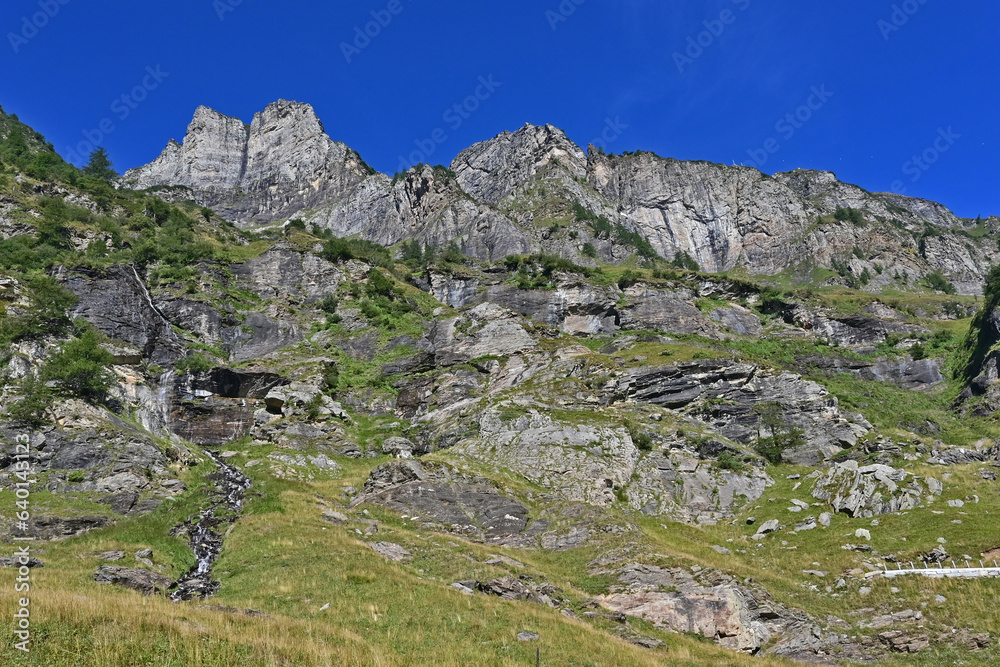 La salita verso il Parco Naturale Alpe Veglia e Alpe Devero, Valle d'Ossola - Piemonte	