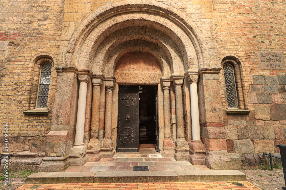 Fototapeta premium Romanisches Petri-Portal am Schleswiger Dom