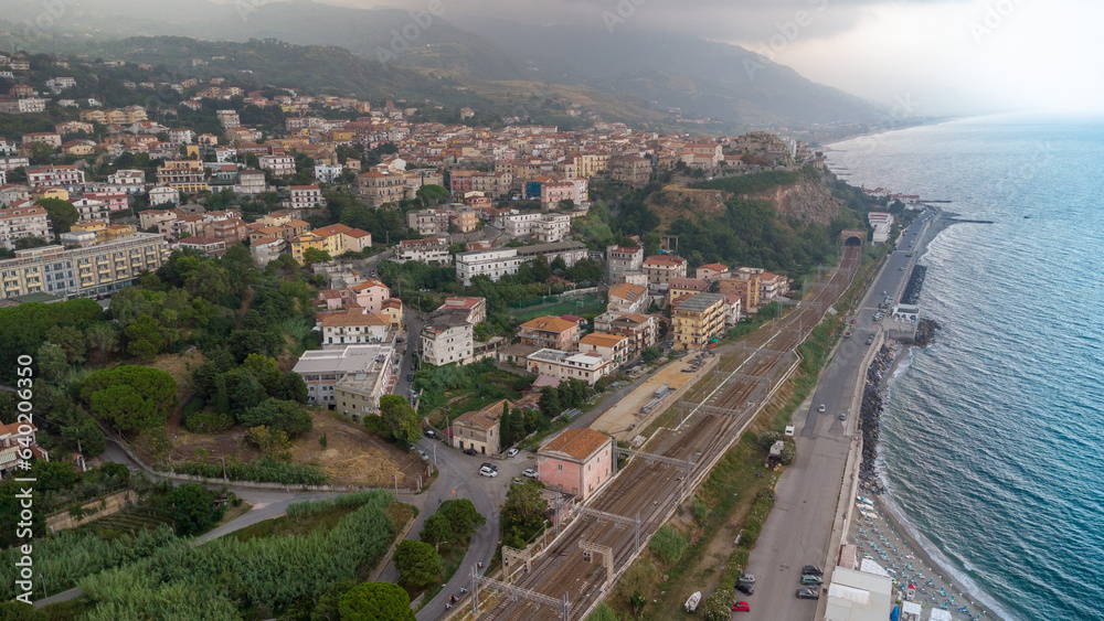 Città di Mare: Il borgo di San Lucido in Calabria visto dall'alto in una foto aerea con vista panoramica scattata con il drone mostra le case sul mare e la ferrovia sulla costa