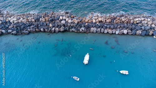 Barca ormeggiata all'interno della marina veduta dall'alto