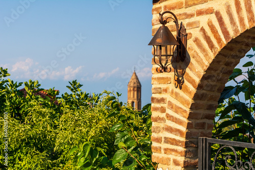 Obraz na płótnie Arched wall with an old lamp in the Town of Sighnaghi in Georgia w salonie