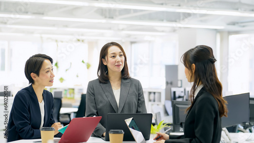 Obraz w ramie ミーティングする女性会社員グループ