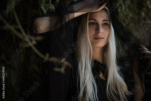 Foto Woman in black, grief dark mood, melancholy and depression concept, lady cover b