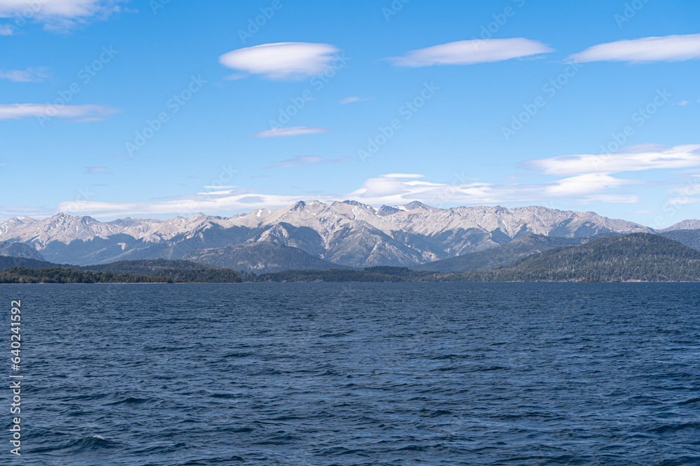 Lago Nahuel Huapi, montañas y Cordillera de los Andes Argentina.