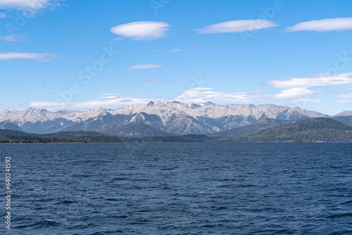 Lago Nahuel Huapi, montañas y Cordillera de los Andes Argentina.