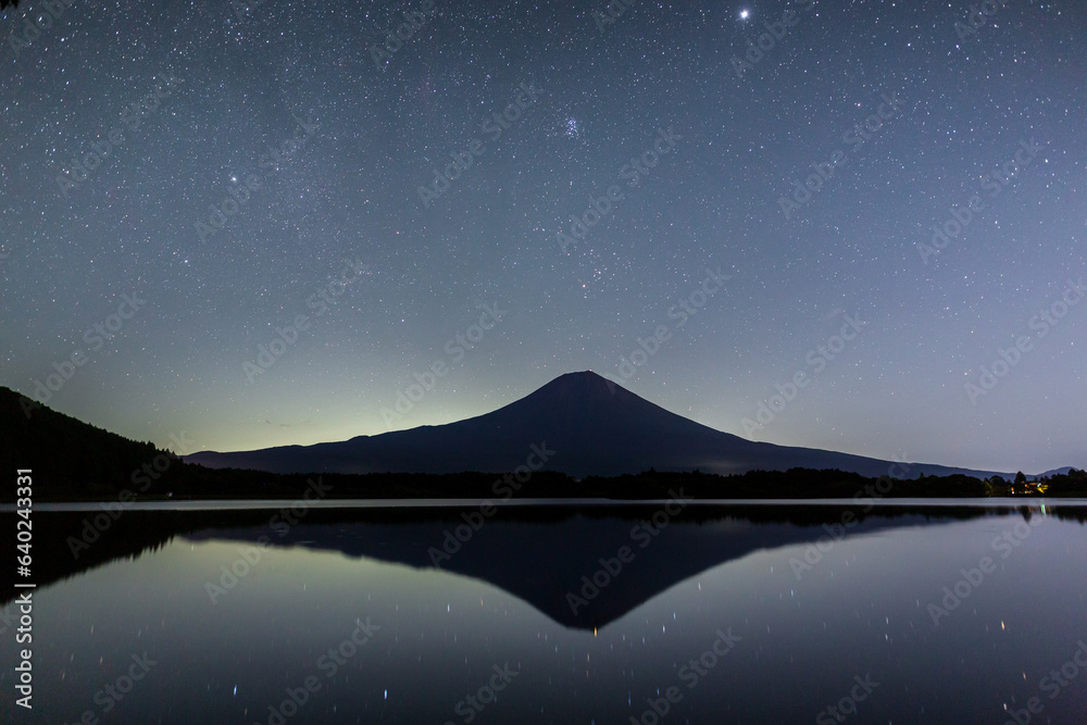 田貫湖の水面に映る富士山と夏の星空