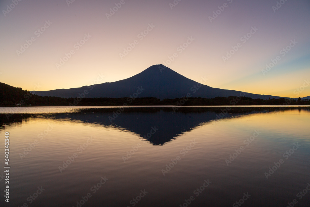 田貫湖の水面に映る朝焼けの富士山