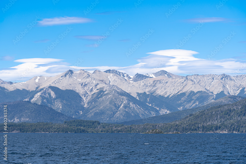 Cordillera de los Andes y Lago Nahuel Huapi Argentina.