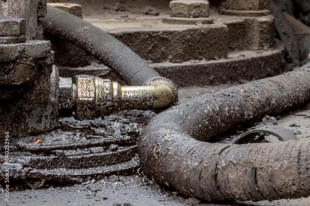 Hydraulic oil leak at the hydraulic hose assembly.Oil leak hydraulic