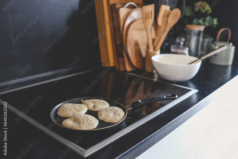 © shine.graphics - Cooking breakfast, pancakes in a pan © shine.graphics - Cooking breakfast, pancakes in a pan