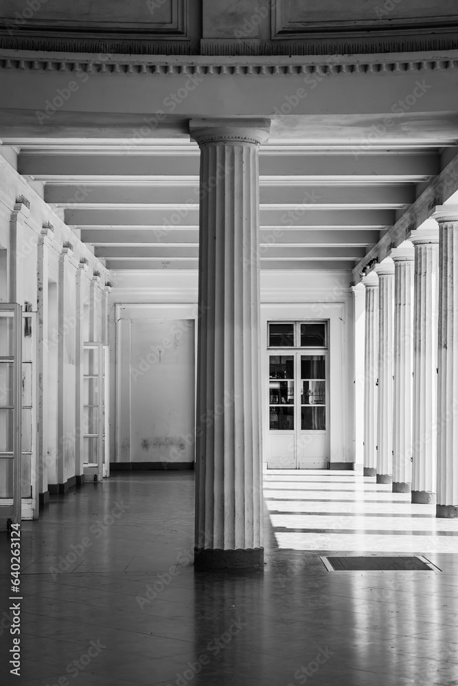 Fototapeta premium Majestic Pillared Hallway at Elisenbrunnen, Aachen: Architectural Beauty and Elegance