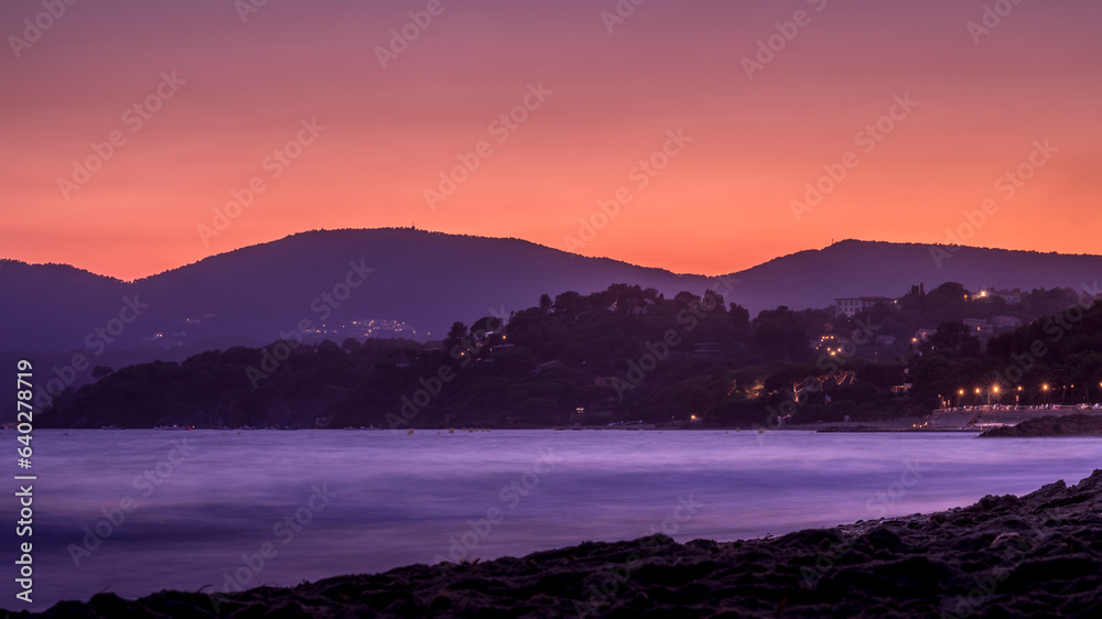 Coucher de soleil sur la plage de Gigaro de La-Croix-Valmer sur la côte méditerranéenne du département du Var en France en été