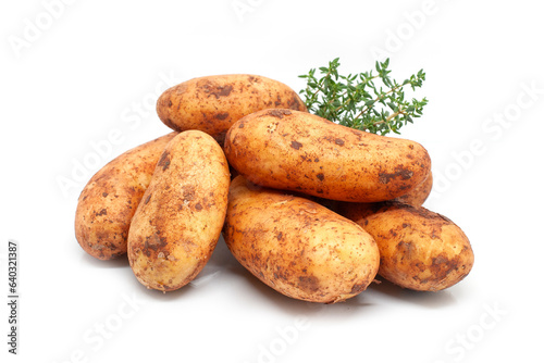 Nahaufnahme von Frühkartoffeln auf weißem Hintergrund