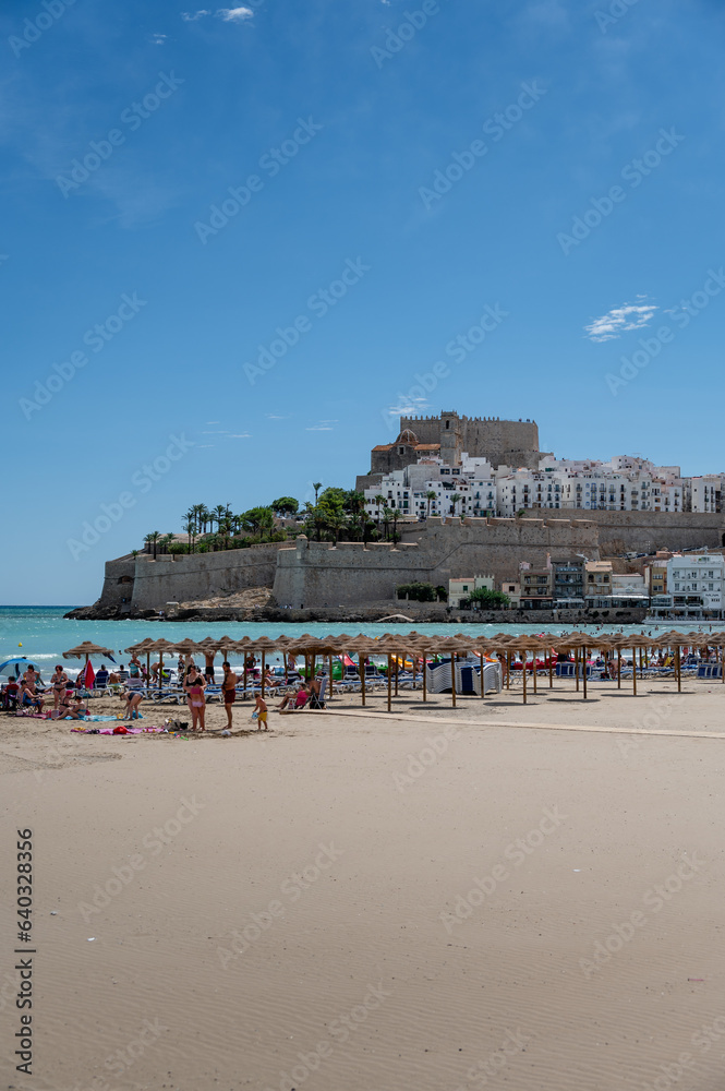 Famosos castillo de Peniscola desde la Playa Famosos castillo de Peniscola desde la Playa