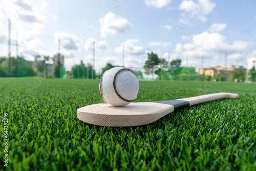 Schilderij op canvas Hurling bat and sloitar on green grass