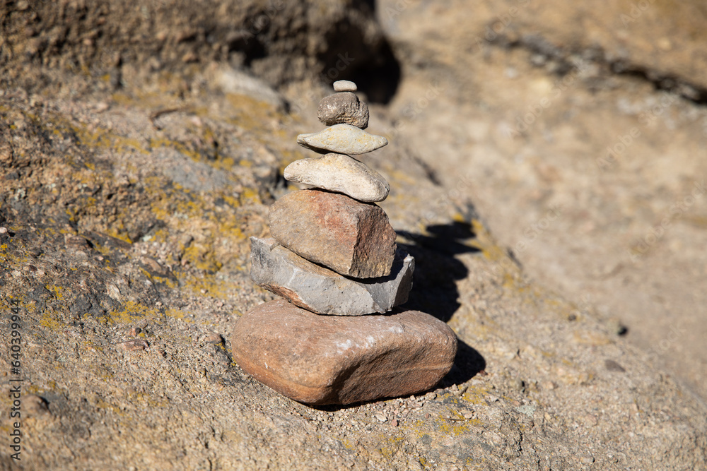Obraz premium stacked rock cairn on the side of a hiking trail