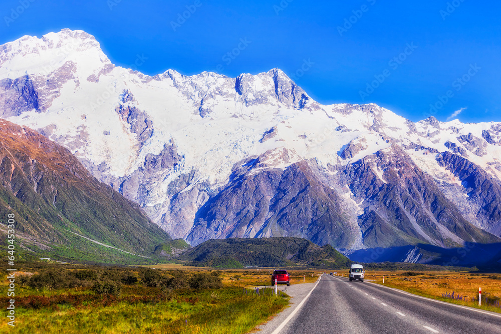 Fototapeta premium NZ Mt Cook snow range highway cars