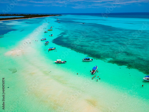 botes con tustas en playa del mar caribe mexicano photo