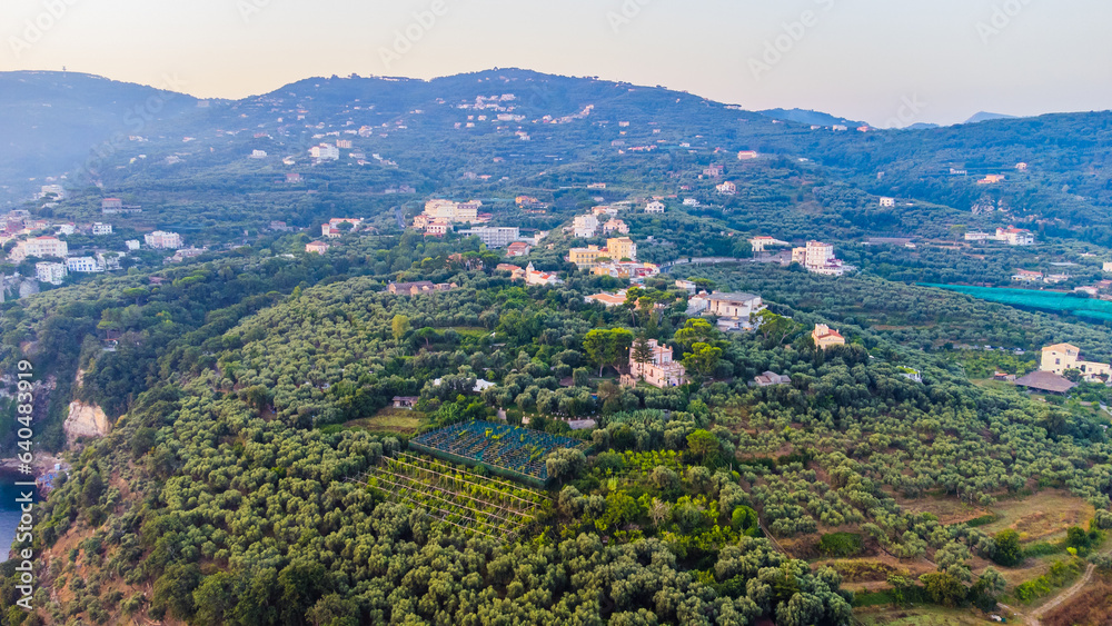 Obraz premium The Amalfi Coast is a breathtaking stretch of coastline in southern Italy, known for its vertiginous cliffs adorned with colorful villages, turquoise waters, and lush terraced gardens. 