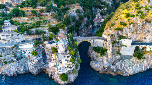 Fotografija The Amalfi Coast is a breathtaking stretch of coastline in southern Italy, known for its vertiginous cliffs adorned with colorful villages, turquoise waters, and lush terraced gardens