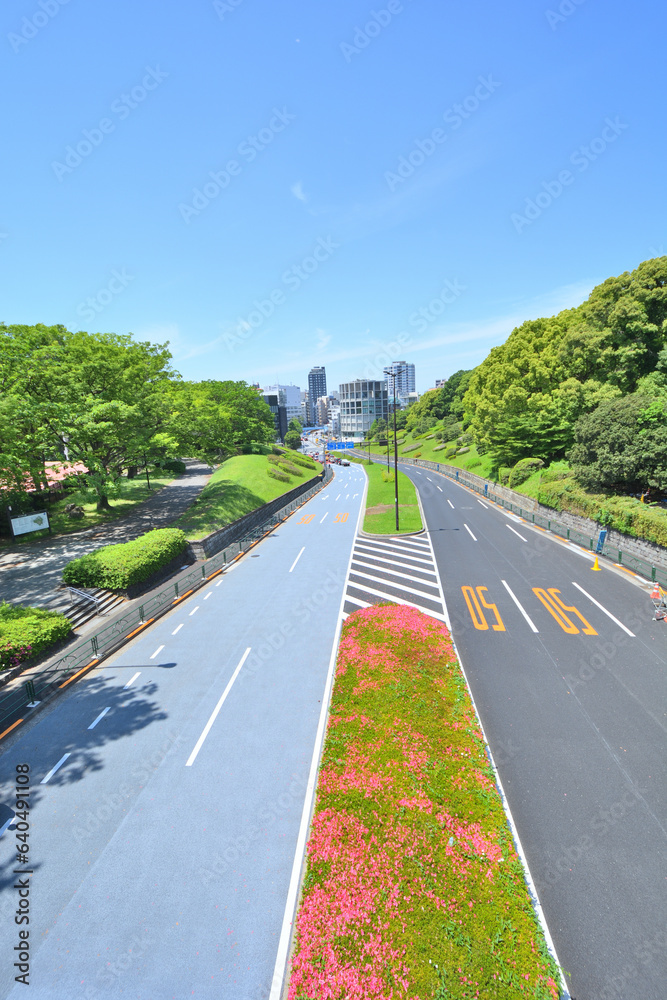 日本の東京のまっすぐな都会の道路