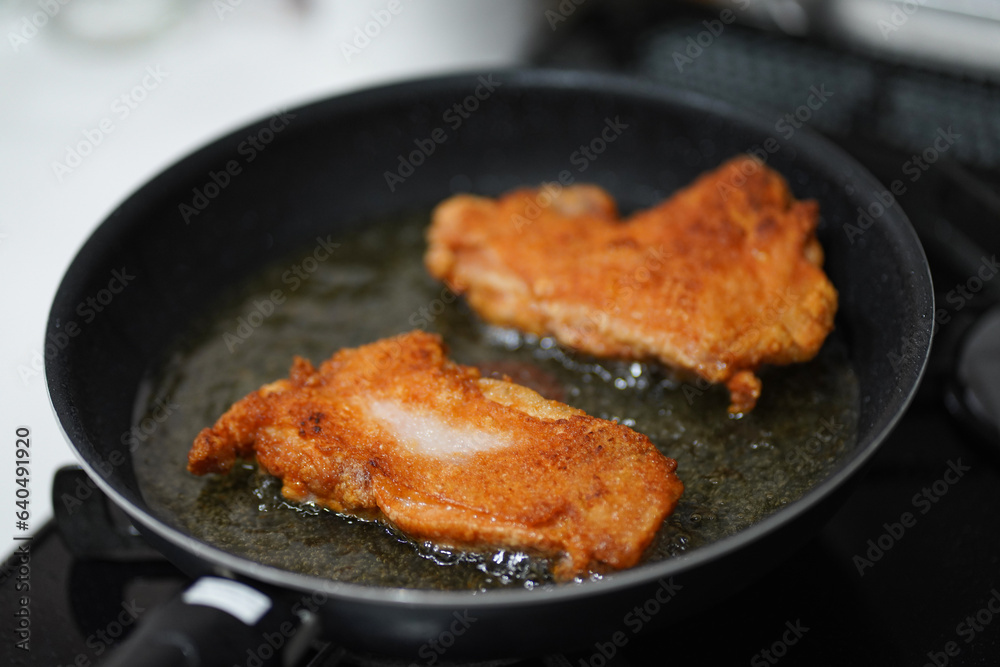 鶏もも肉を油で揚げる様子 鶏もも肉を油で揚げる様子