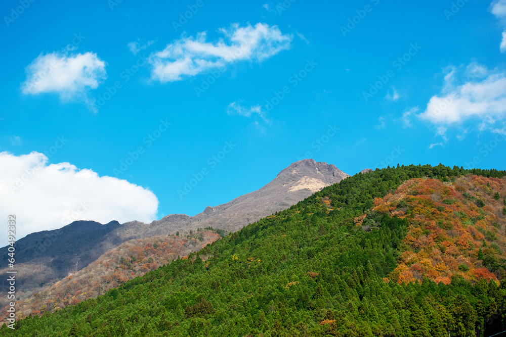 由布岳　湯布院｜豊後富士とも呼ばれ、大分県のシンボリックな名峰です
