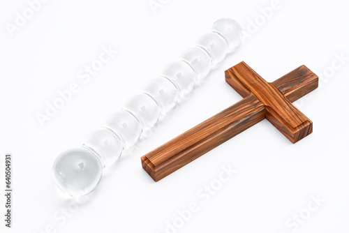 Holzkreuz mit Glasdildo photo