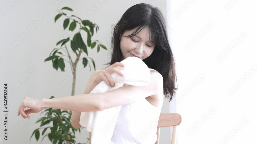 タオルで腕を拭く日本人女性 タオルで腕を拭く日本人女性