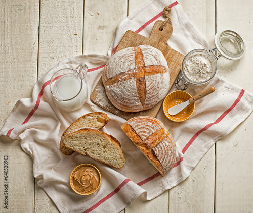 다양한 맛있는 빵과 우유 아침식사
