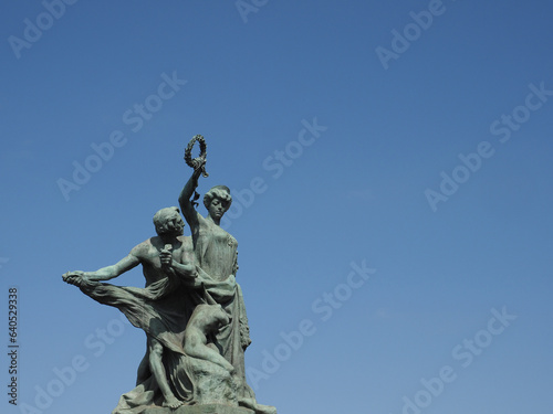 Billede på lærred Ponte Umberto I bridge statue in Turin