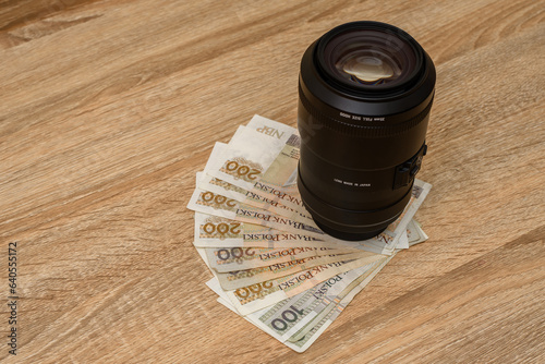Obiektyw aparatu fotograficznego i polskie banknoty pln photo