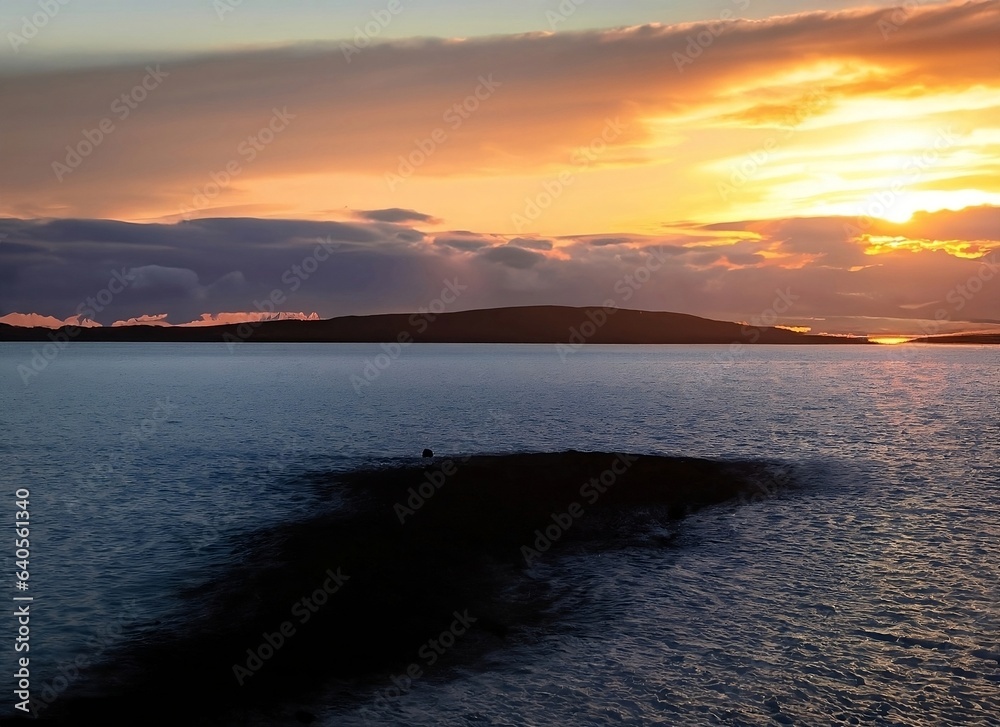 mysterieuse zonsondergang over Ijslandse zee