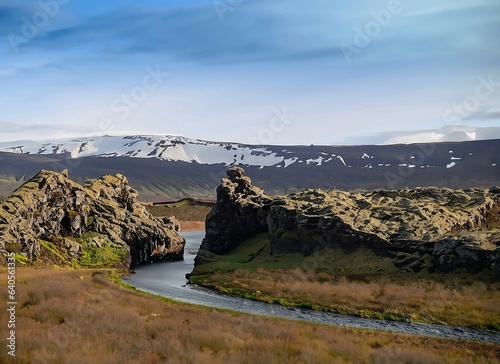 Ijslandse rivier snijd zich door het landschap photo