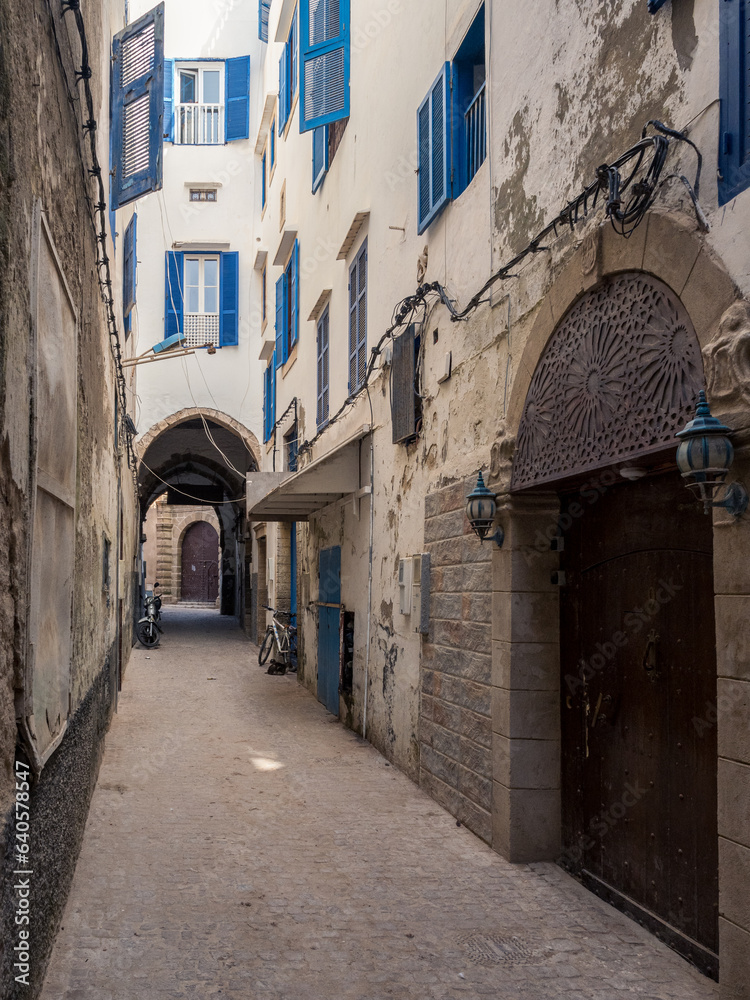 Obraz premium Calle estrecha de la medina de la ciudad de Essaouira, en la costa central de Marruecos
