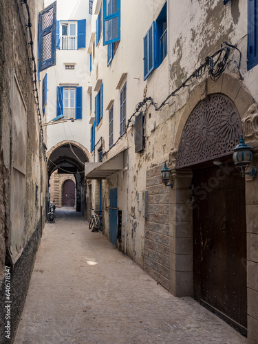 Calle estrecha de la medina de la ciudad de Essaouira  en la costa central de Marruecos