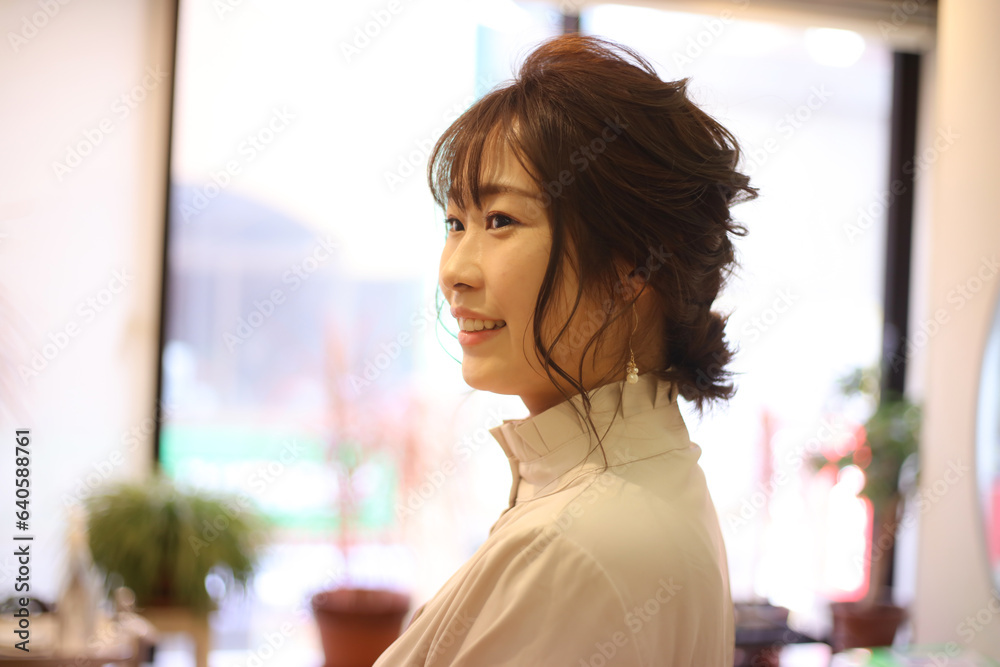 笑顔の女性 美容室イメージ 笑顔の女性 美容室イメージ