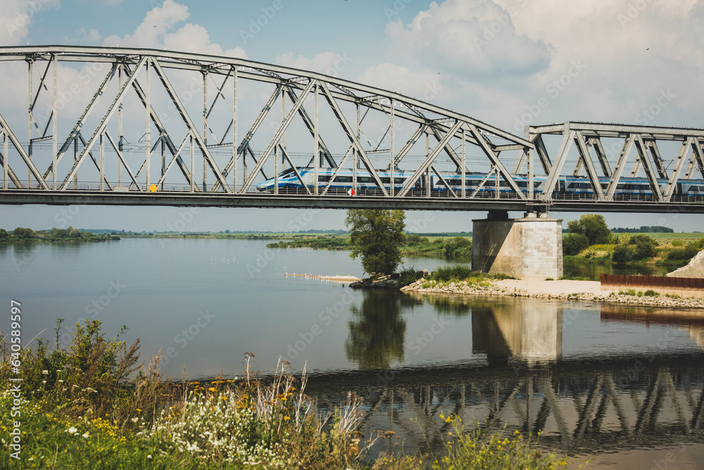 Pociąg na wiadukcie kolejowym