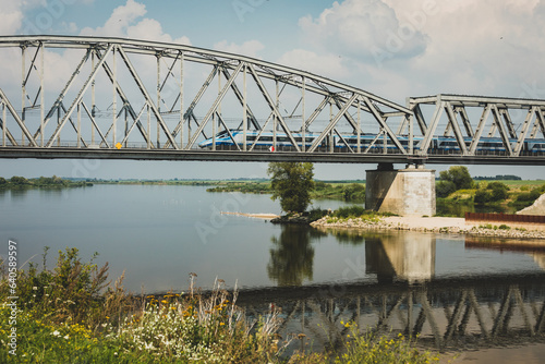 Obraz na płótnie Pociąg na wiadukcie kolejowym w salonie