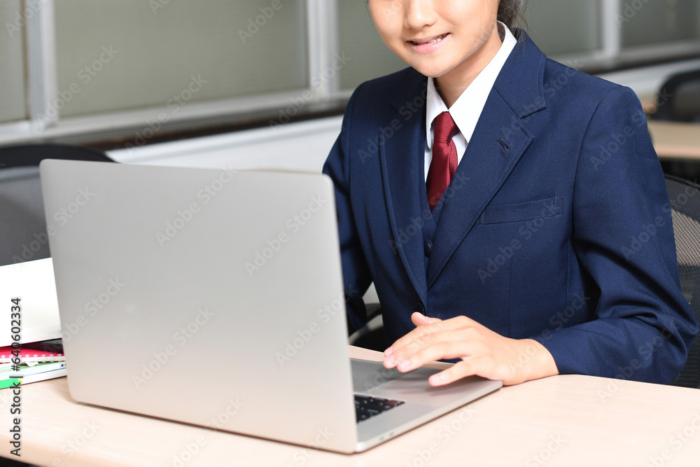 パソコン操作をする制服を着た女子学生
パソコン操作をする制服を着た女子学生